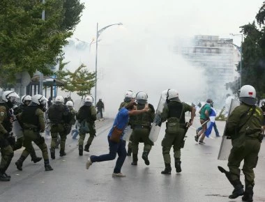 Μικροεπεισόδια κουκουλοφόρων κατά των μαθητών (εικόνες, βίντεο)